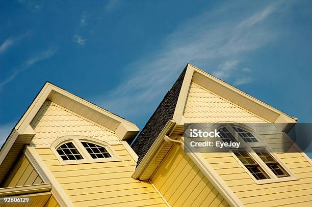 Foto de Casa Amarela Com Telhados Inclinados Triangulares e mais fotos de stock de Amarelo - Amarelo, Arquitetura, Azul