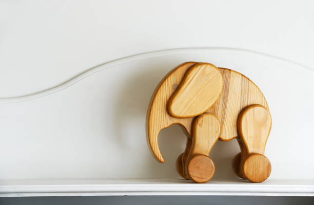 escultura de madera elefante sobre fondo neutro - foto de stock