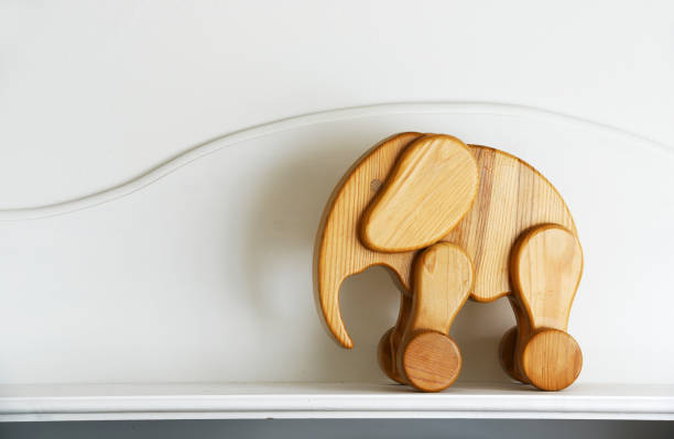 scultura elefante in legno su sfondo neutro - foto stock
