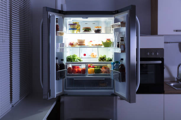 открытый холодильник на кухне - вечерняя пища стоковые фото и изображения