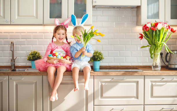 joyeuses pâques ! l enfants drôle drôle avec lièvre oreilles se prépare pour les vacances - child easter flower little girls photos et images de collection