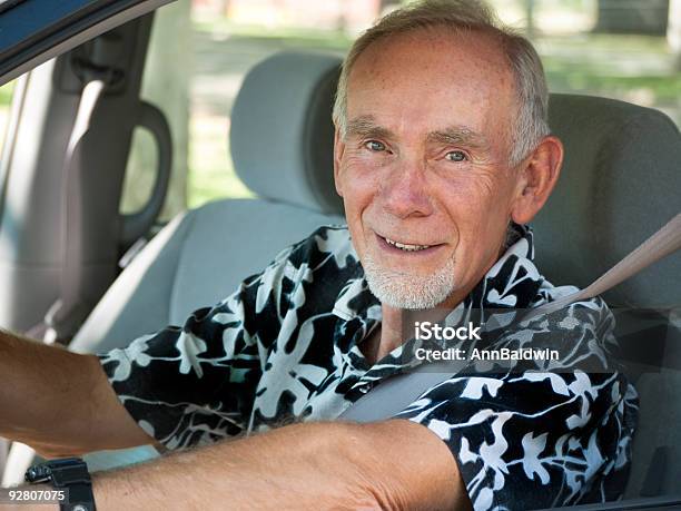 Старший Мужчина Сидит В Передней Место Автомобиль Улыбающегося — стоковые фотографии и другие картинки Автомобиль