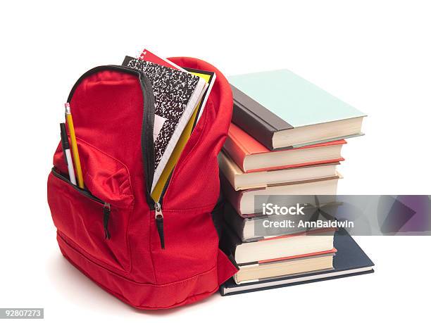 Photo libre de droit de Sac À Dos À Côté Dune Pile De Livres banque d'images et plus d'images libres de droit de Fond blanc - Fond blanc, Manuel scolaire, Sac à dos