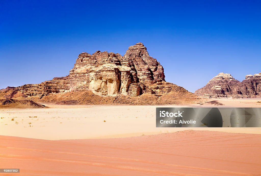 Czerwony i żółty piasku w pustyni Wadi Rum, Jordania - Zbiór zdjęć royalty-free (Arabia)