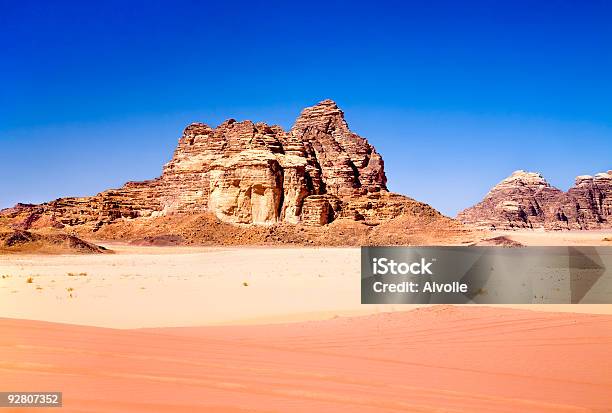 Czerwony I Żółty Piasku W Pustyni Wadi Rum Jordania - zdjęcia stockowe i więcej obrazów Arabia