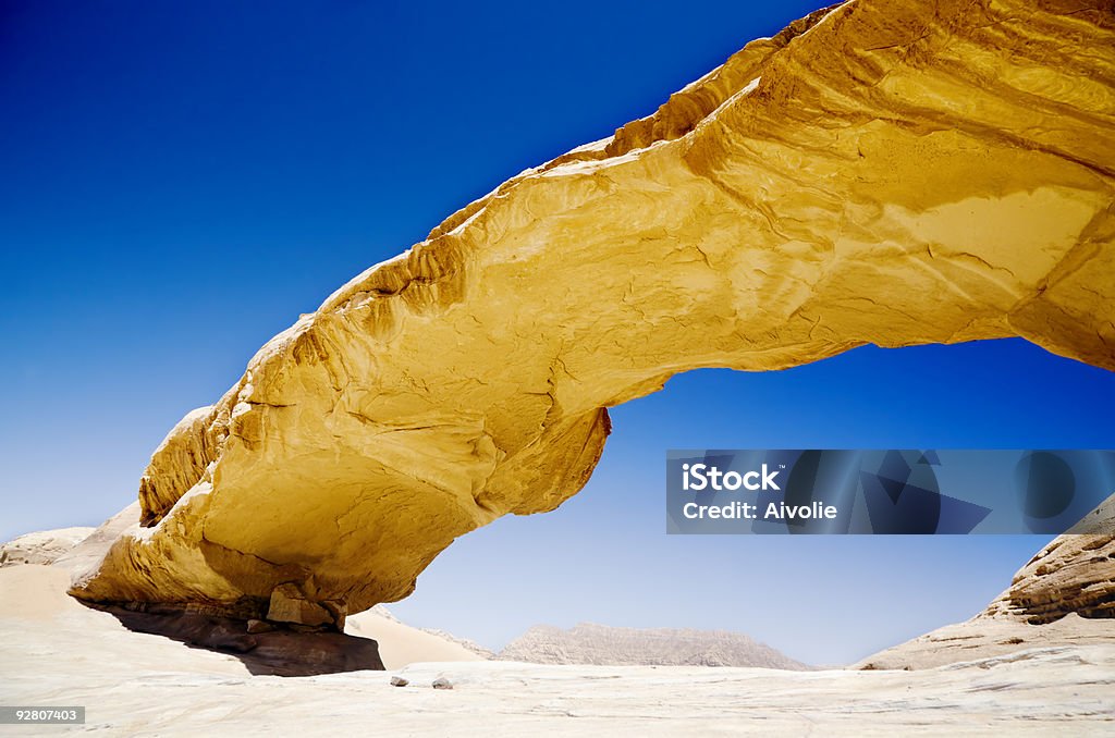 Rock-Brücke in Wüste Wadi Rum, Jordanien - Lizenzfrei Anhöhe Stock-Foto
