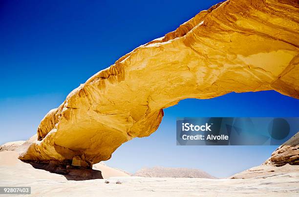 Ponte Pietra Nel Deserto Del Wadi Rum Giordania - Fotografie stock e altre immagini di Ambientazione esterna - Ambientazione esterna, Arabia, Arenaria - Roccia sedimentaria