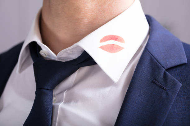 empresário com marcas de beijo de batom no colarinho da camisa - infidelidade - fotografias e filmes do acervo