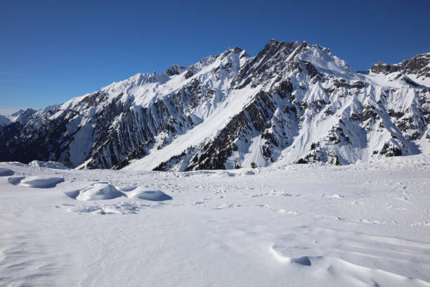 paisagem na estância de esqui nas montanhas de arlberg. áustria - arlberg - fotografias e filmes do acervo