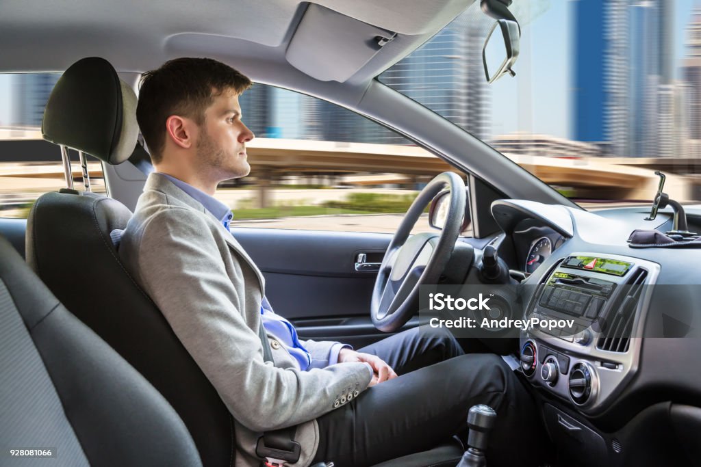 Hombre sentado coche autónomo - Foto de stock de Automóvil sin conductor libre de derechos