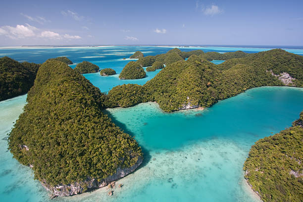 palácio de ilhas rock - micronesia lagoon palau aerial view imagens e fotografias de stock