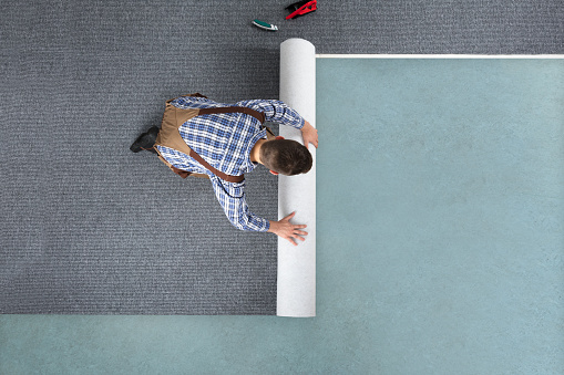 Trabajador de sexo masculino jóvenes Overol laminado alfombra photo
