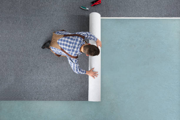trabajador de sexo masculino jóvenes overol laminado alfombra - alfombra fotografías e imágenes de stock