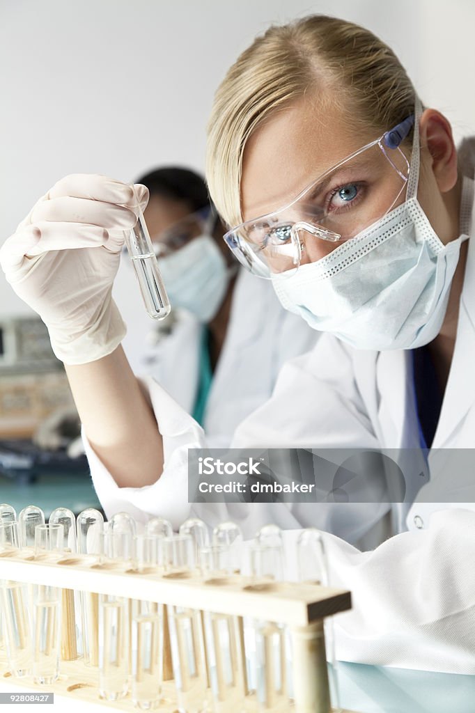 Fêmea cientista ou médico com solução clara em laboratório - Royalty-free Adulto Foto de stock