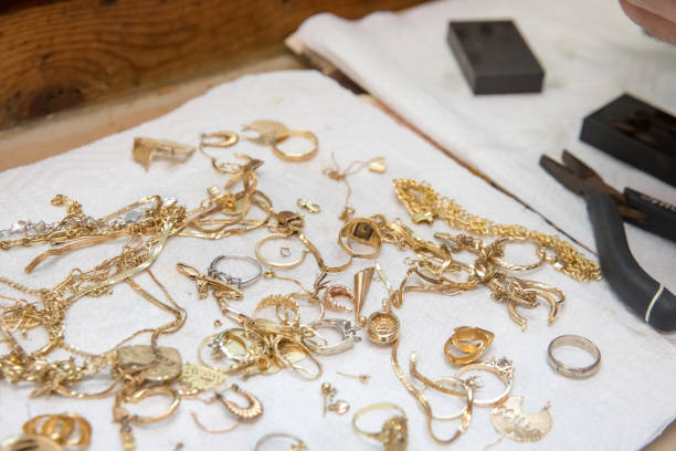 골드 테스트 기다리고 스크랩 - gold jewelry scrap metal buying 뉴스 사진 이미지