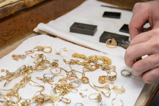 스크랩 골드 테스트 - gold jewelry scrap metal old 뉴스 사진 이미지