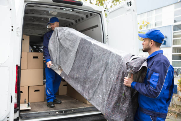 zwei männer entladen möbel aus fahrzeug - physical activity stock-fotos und bilder