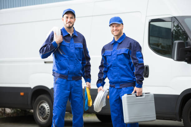 riparatore sorridente con cassetta degli attrezzi e cavo - repairman foto e immagini stock