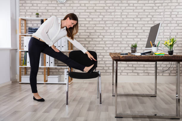 female manager qui s’étend ses bras - yoga business women indoors photos et images de collection