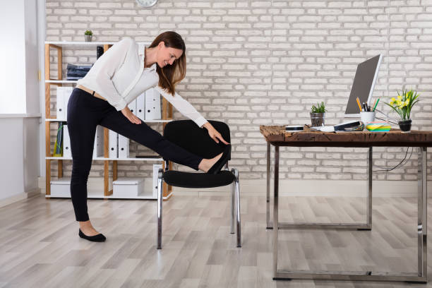 female manager stretching her arms - yoga business women indoors imagens e fotografias de stock