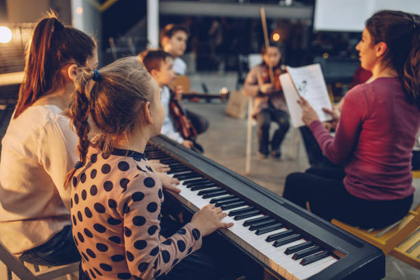 преподавание воспроизведения музыки - practicing piano child playing стоковые фото и изображения