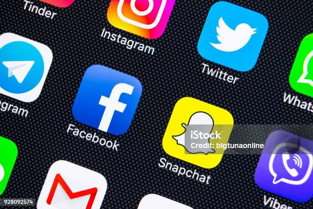 Apple Iphone X Di Meja Kantor Dengan Ikon Media Sosial Facebook Instagram Twitter Aplikasi Snapchat Di Layar Jejaring Sosial Memulai Aplikasi Media Sosial Foto Stok - Unduh Gambar Sekarang