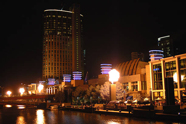 メルボルンの街並みの夜景 - melbourne casino australia city ストックフォトと画像