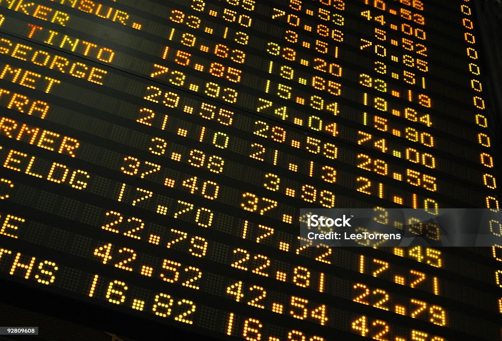Bolsa de precios en los activos en una placa de display electrónico - Foto de stock de Cifras financieras libre de derechos