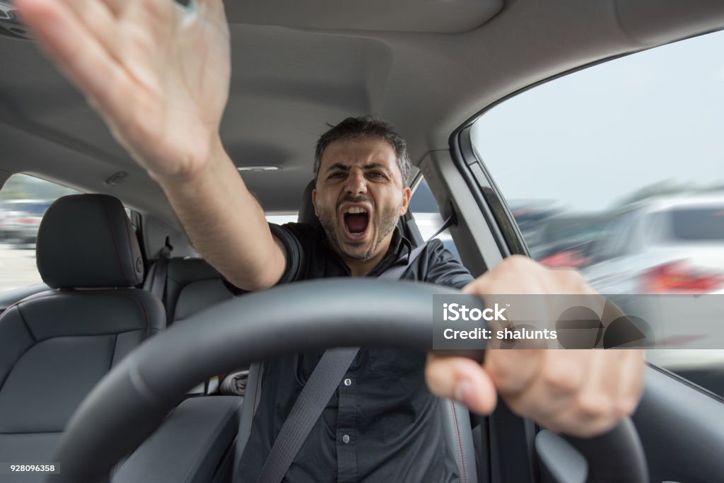 Jeune homme en colère, conduisant son véhicule - Photo de Colère libre de droits
