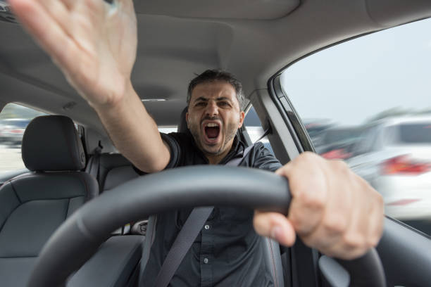 jeune homme en colère, conduisant son véhicule - aggression photos et images de collection