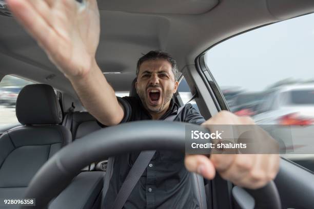 Photo libre de droit de Jeune Homme En Colère Conduisant Son Véhicule banque d'images et plus d'images libres de droit de Colère - Colère, Conduire, Conducteur - Métier