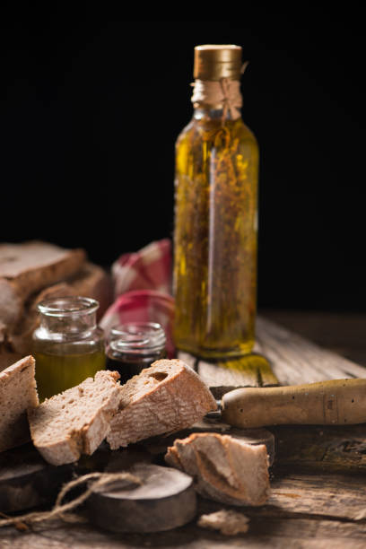 Bread with olive oil and balsamic vinegar dip