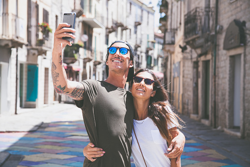 Coppia felice scatta un selfie en vacanza, finca paese photo