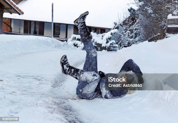 Photo libre de droit de Une Femme A Glissé Sur La Route Dhiver Est Tombé Vers Le Bas Et Se Blesse banque d'images et plus d'images libres de droit de Tomber