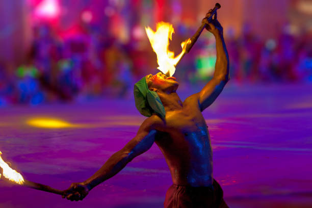 화재 공룡 쇼 - fire eater fire performance circus performer 뉴스 사진 이미지