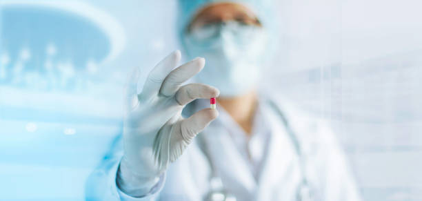 의학 의사 실험실 배경에서 흰색 장갑으로 컬러 캡슐 알 약을 손에 들고 - capsule pharmacy addiction antibiotic 뉴스 사진 이미지
