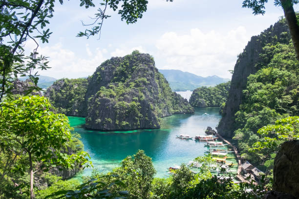 istock Rock formation in the ocean - Coron, Palawan, Philippines 928176262
