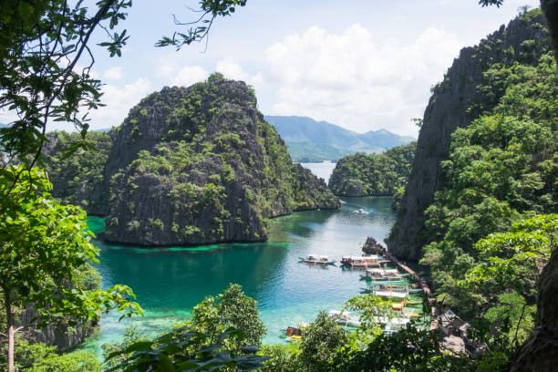 istock Rock formation in the ocean - Coron, Palawan, Philippines 928176312