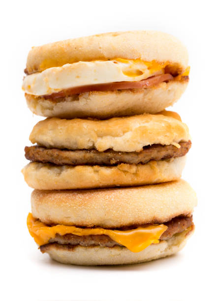 sándwich de desayuno tres sobre un fondo blanco - bacon stack heap isolated fotografías e imágenes de stock