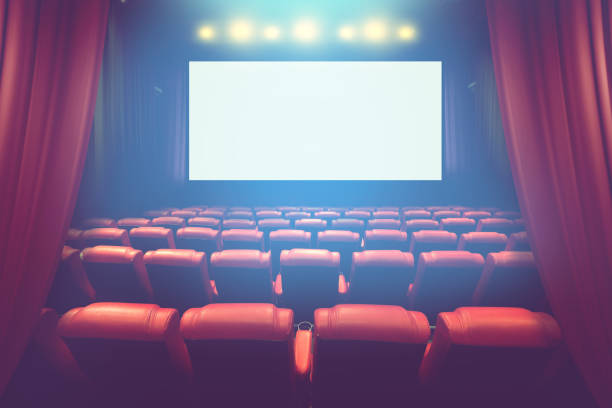 auditório teatro vazio com o cinema de tela ou filme em branco com vermelhos assentos antes do show - hollywood movie - fotografias e filmes do acervo