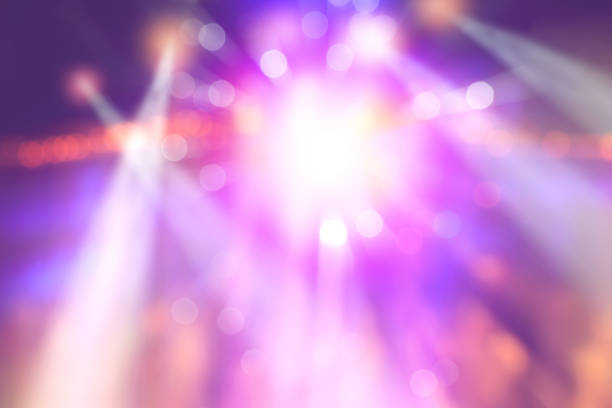 lumières colorées floues sur scène, image abstraite de l’éclairage de concert - lumière disco photos et images de collection