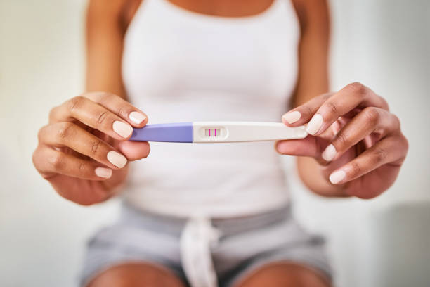 кто-то вот-вот станет мамой - pregnancy test стоковые фото и изображения