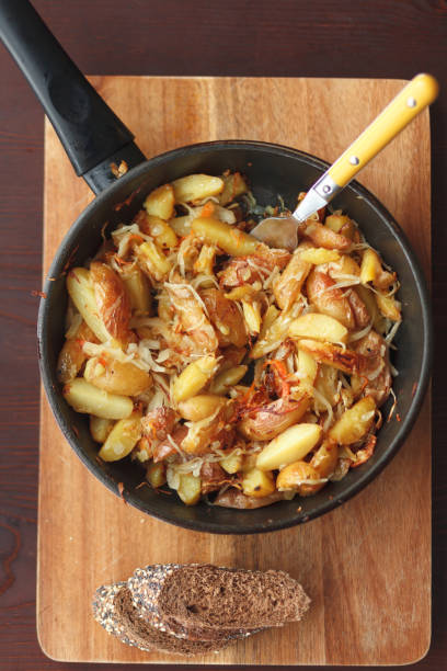 istock Fried potatoes in a frying pan with rye bread 928197576