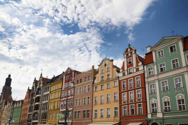 カラフルな建物とヴロツワフの中心地の旧市街 - stockholm town square sergels torg city ストックフォトと画像