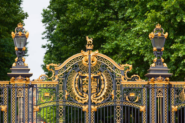 décoratifs canada porte à la green park près de buckingham palace, city of westminster, london, united kingdom - gate palace english culture formal garden photos et images de collection