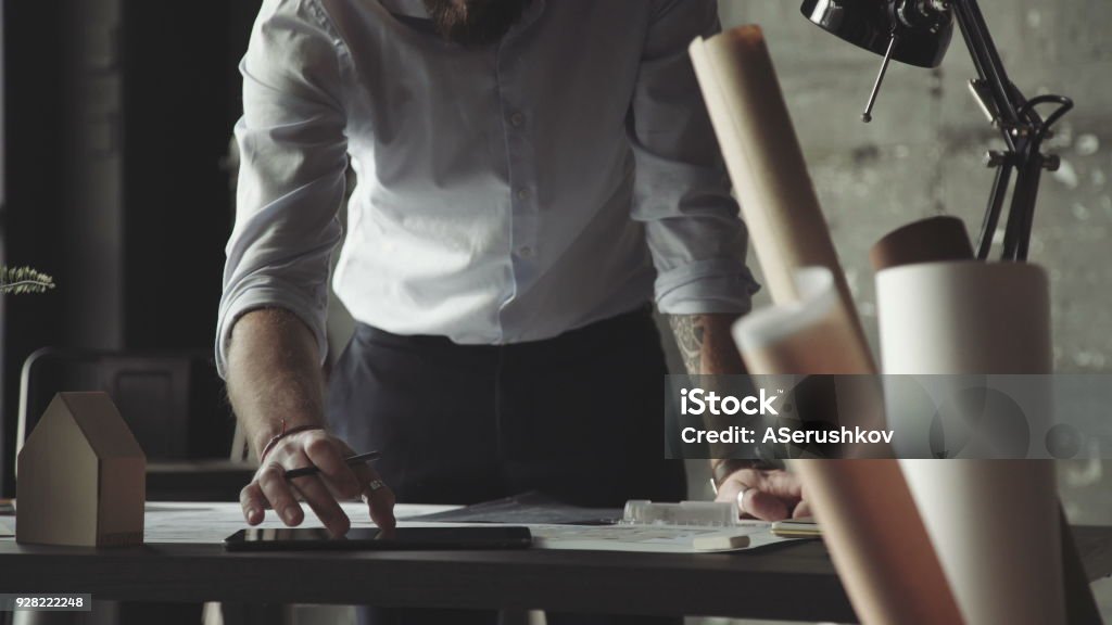 Moderne Architekten arbeitet an einem Projekt. Nahaufnahme - Lizenzfrei Betrachtung Stock-Foto