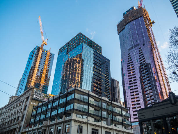 construção de novos edifícios de apartamento e escritório - australia office building melbourne skyline - fotografias e filmes do acervo