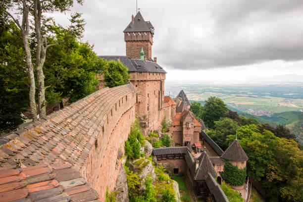 chateau du haut-koenigsbourg, frankreich - koenigsbourg stock-fotos und bilder