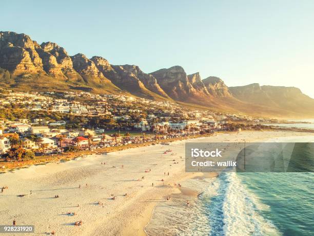 Atemberaubende Luftaufnahmen Drohne Abend Weitwinkelaufnahme Des Camps Bay Einem Wohlhabenden Vorort Von Kapstadt Western Cape Südafrika Zwölf Apostel Bergkette Im Hintergrund Foto Kreuz Verarbeitet Stockfoto und mehr Bilder von Kapstadt