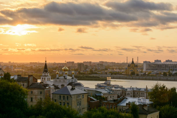 puesta de sol en la ciudad de nizhni nóvgorod, rusia - oka river fotografías e imágenes de stock